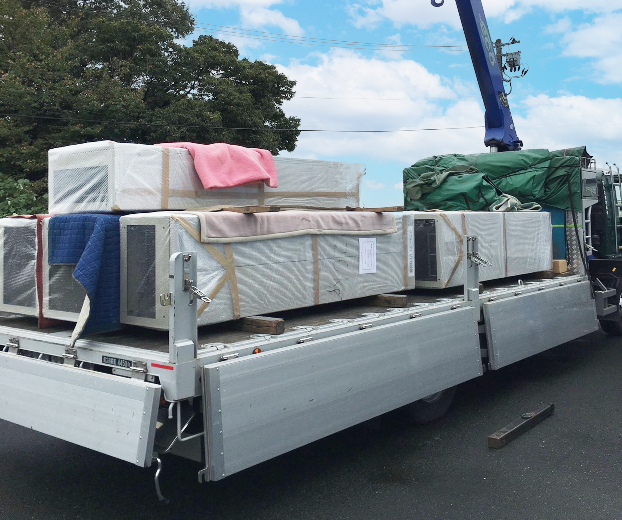 4tユニック（荷物積込みの様子）